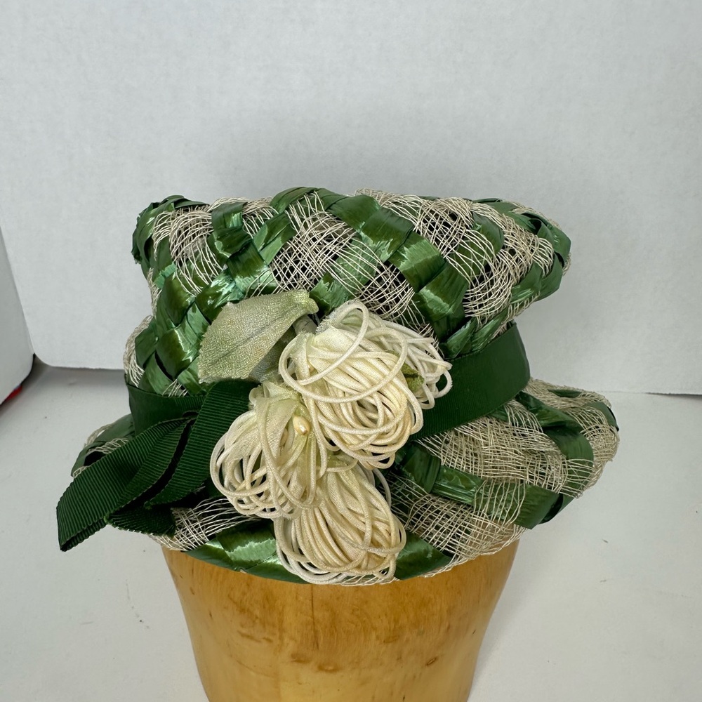 Elegant Vintage Green and Cream Woven Hat